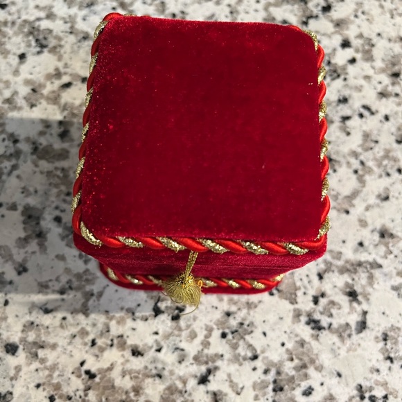 Velvet Jewelry keepsake box - Picture 4 of 6